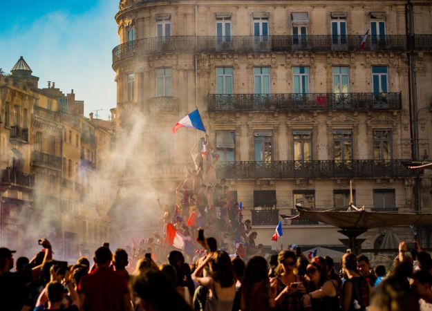 Odchod do dôchodku sa rozplýva ako hmla, Francúzi proti posúvaniu dôchodkového veku protestujú 
